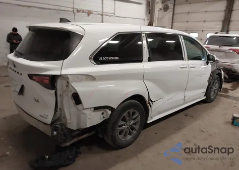 2021 Toyota Sienna Le z USA, uszkodzony, nr VIN 5TDKRKEC1MS029507